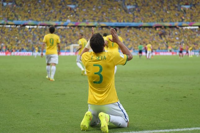 Thiago Silva passa por cima das criticas e decide o jogo para o Brasil (foto: lancenet/Eitan Abramovic)